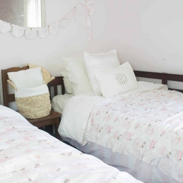 Learn how to make a duvet cover with ruffles and ties