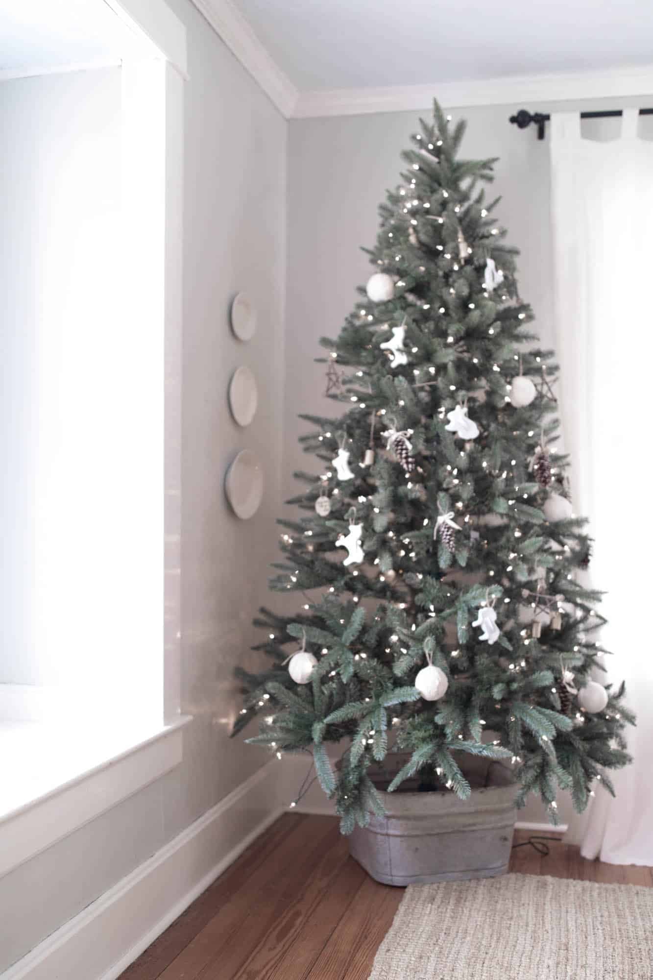 DIY Christmas Decorations- Homemade Pine Cone Ornaments