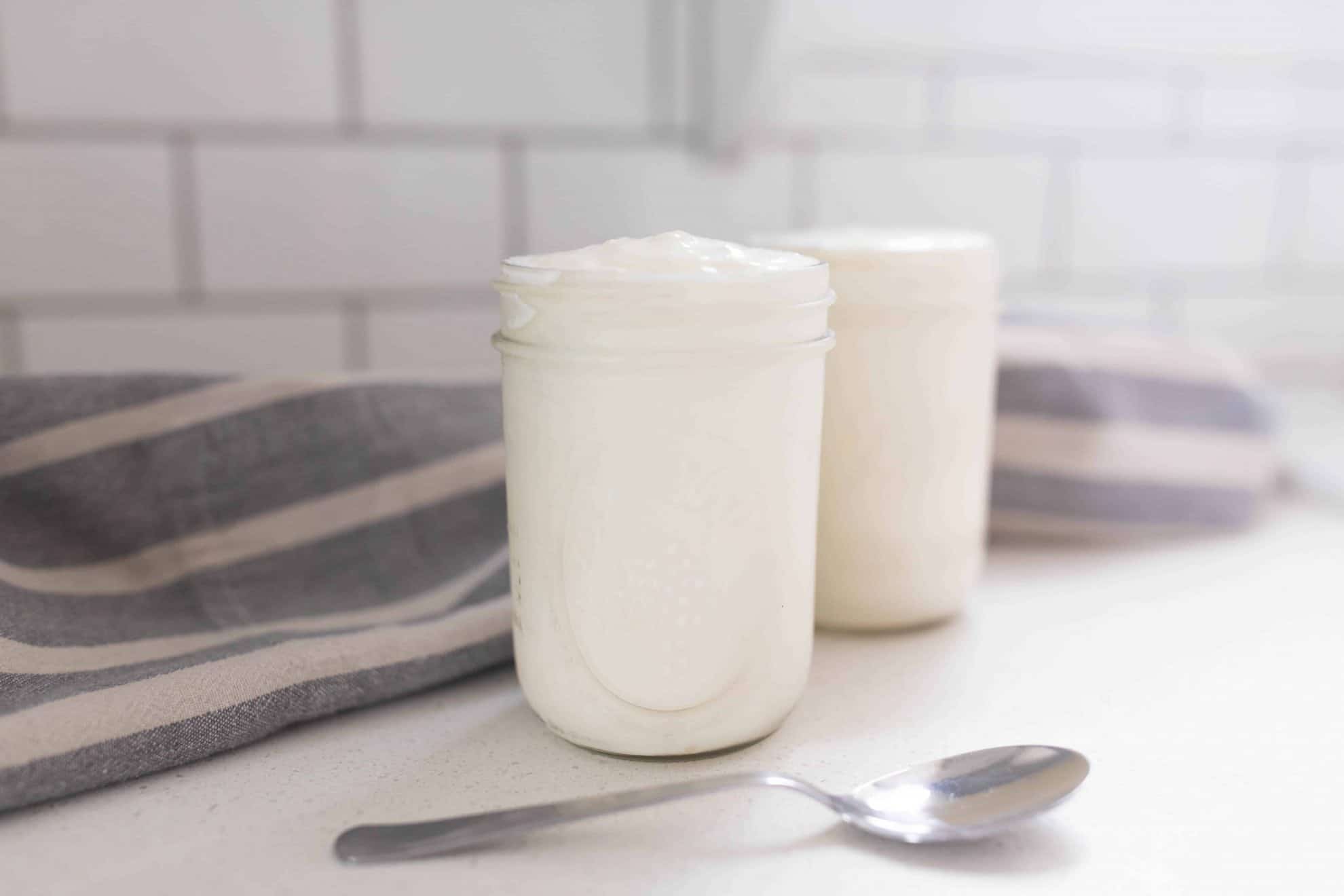 https://www.farmhouseonboone.com/wp-content/uploads/2018/04/how-to-make-yogurt-in-the-instant-pot-6.jpg