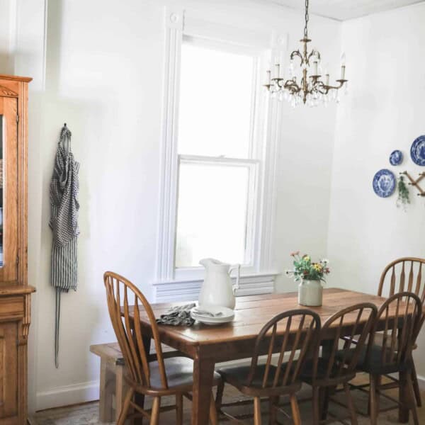 farmhouse eat-in kitchen