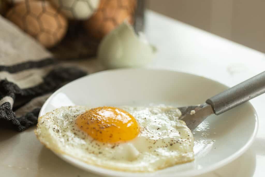 Perfect Sunny Side Up Eggs Recipe - Num's the Word